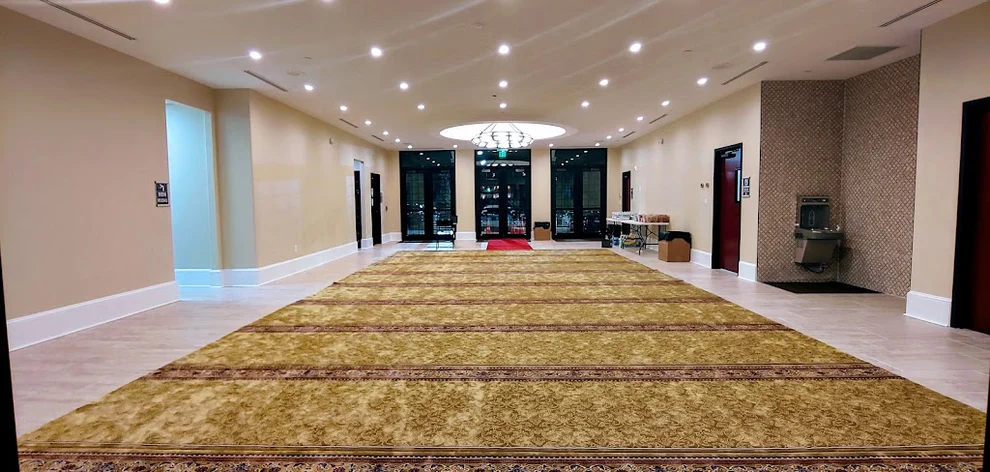 Luxurious Gold Mosque Carpet - Image 3